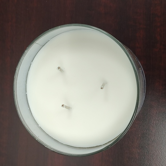 Bath & Body Works "SNOWFLAKES & CASHMERE" 3-Wick Candle - Picture 3 of 4
